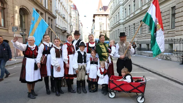 Ők a 10 gyerekes Esztány család, akikre Orbán Viktor anyukája is rácsodálkozott a Békemeneten