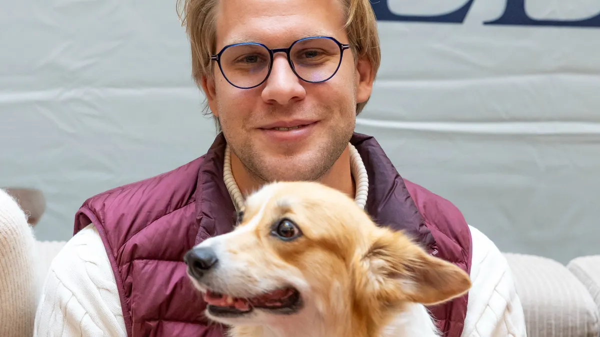 Henry Kettner mindenre odafigyel - Kutyája sem maradt ki a nőnapi meglepetésekből