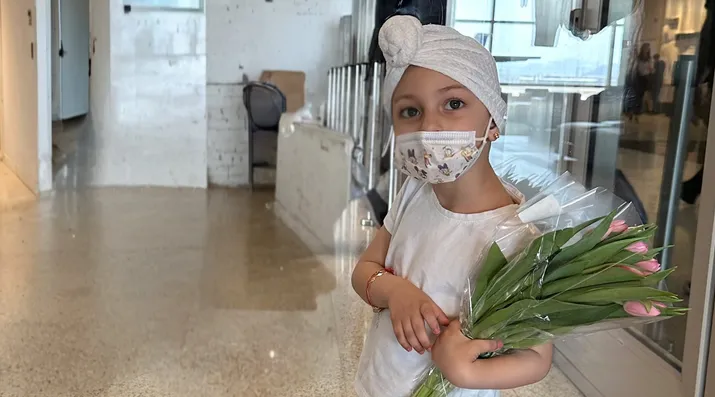 A kislány a betegség ellenére is erős marad