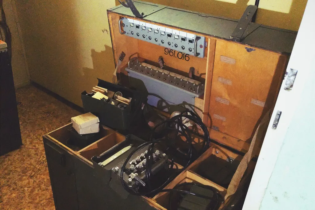 Használaton kívüli katonai tábori telefonközpont. 