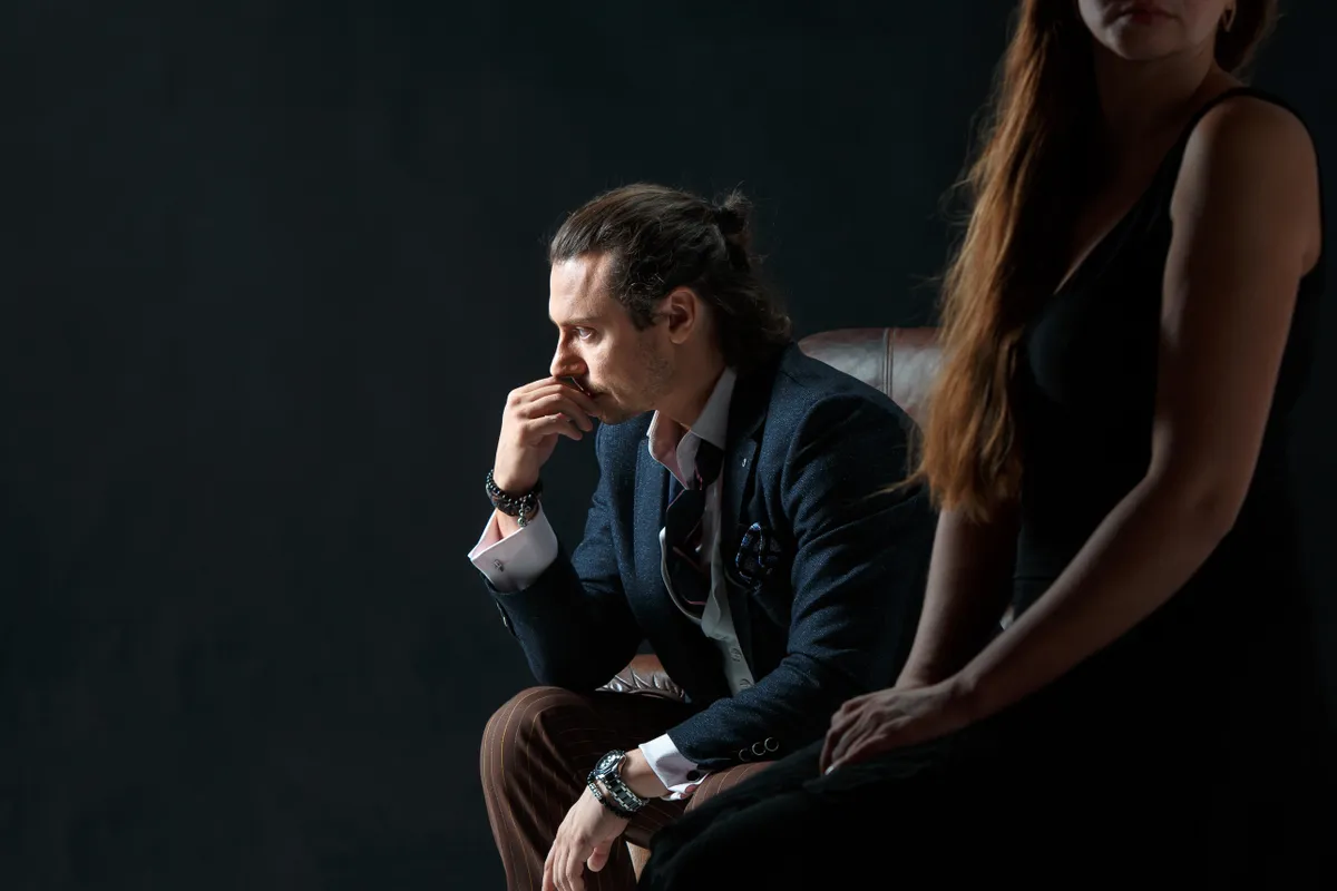 Társas magánytól szenvedő házaspár távol ül egymástól.