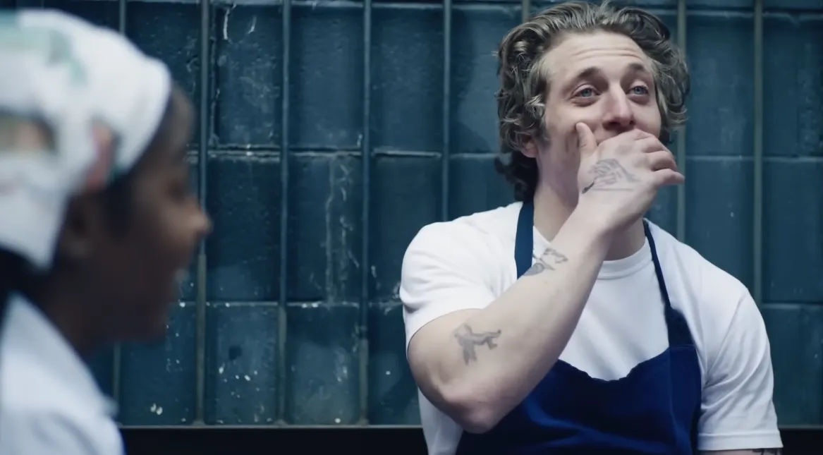 Jeremy Allen White Carmy Berzatto szerepében A mackó sorozatban.