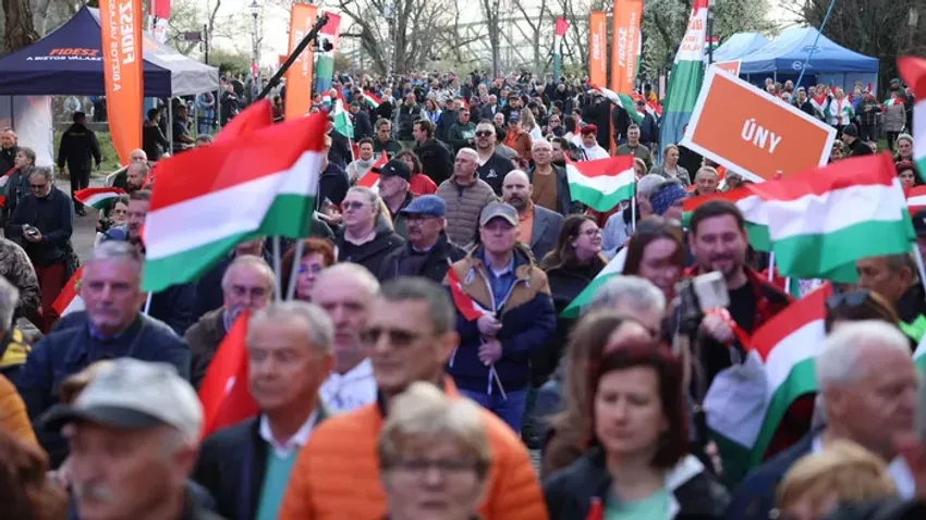 Hatalmas tömeg várja Orbán Viktort Esztergomban