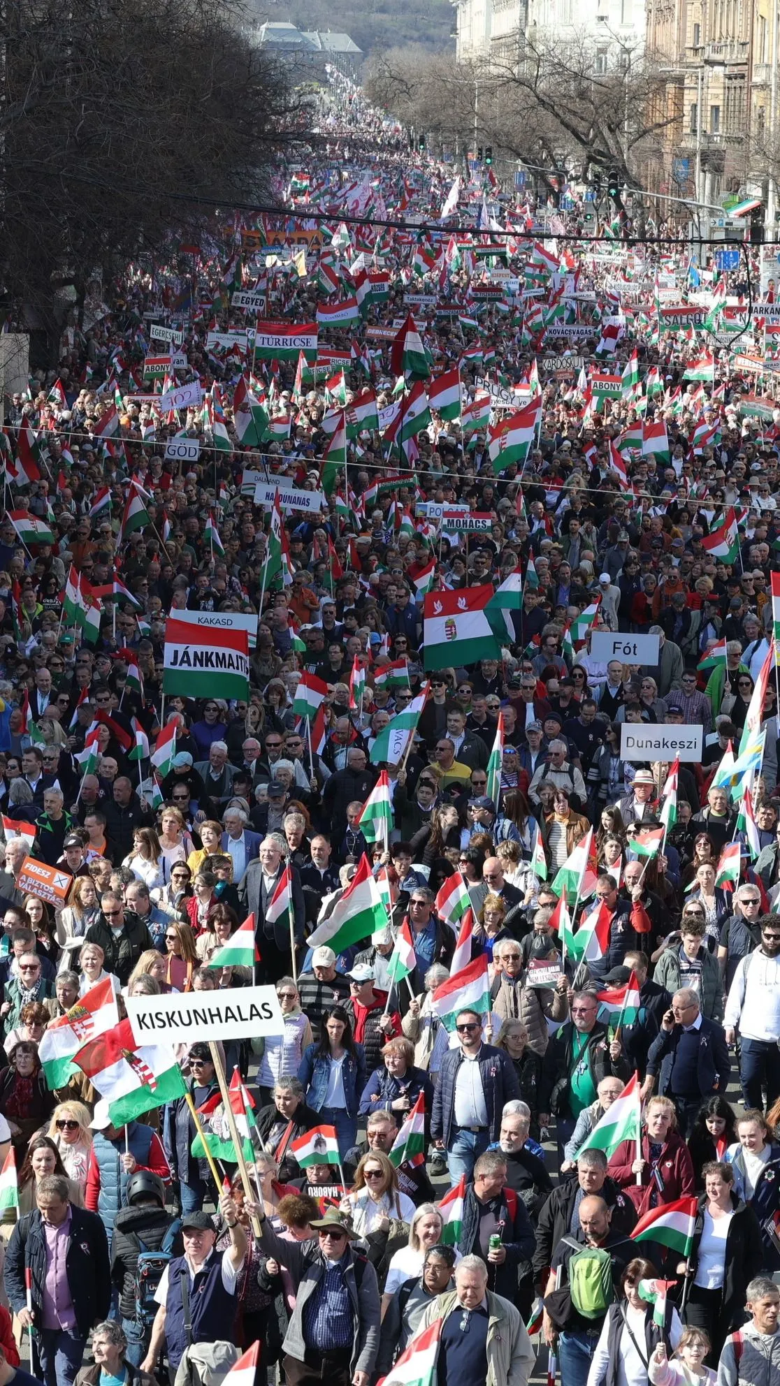 Erősek vagyunk, és ki fogunk állni a miniszterelnökünk mellett