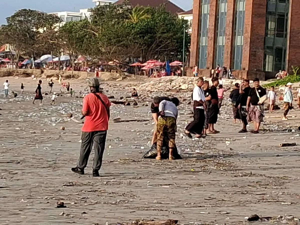 A helyiek is beálltak a szemétszedésbe