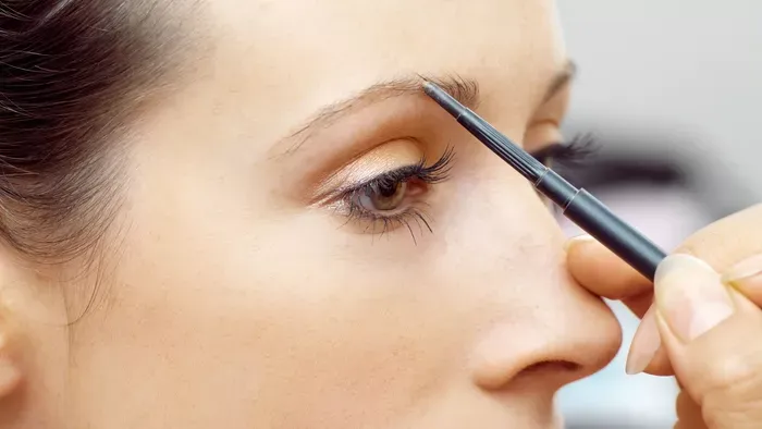 Ritkuló szemöldök? Ezek a sminktermékek csodát tesznek