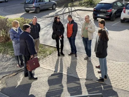 A drogos ámokfutó áldozatainak hozzátartozói a bíróság előtt. 