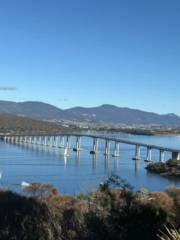 A hobarti Tasmán-híd a távolból.