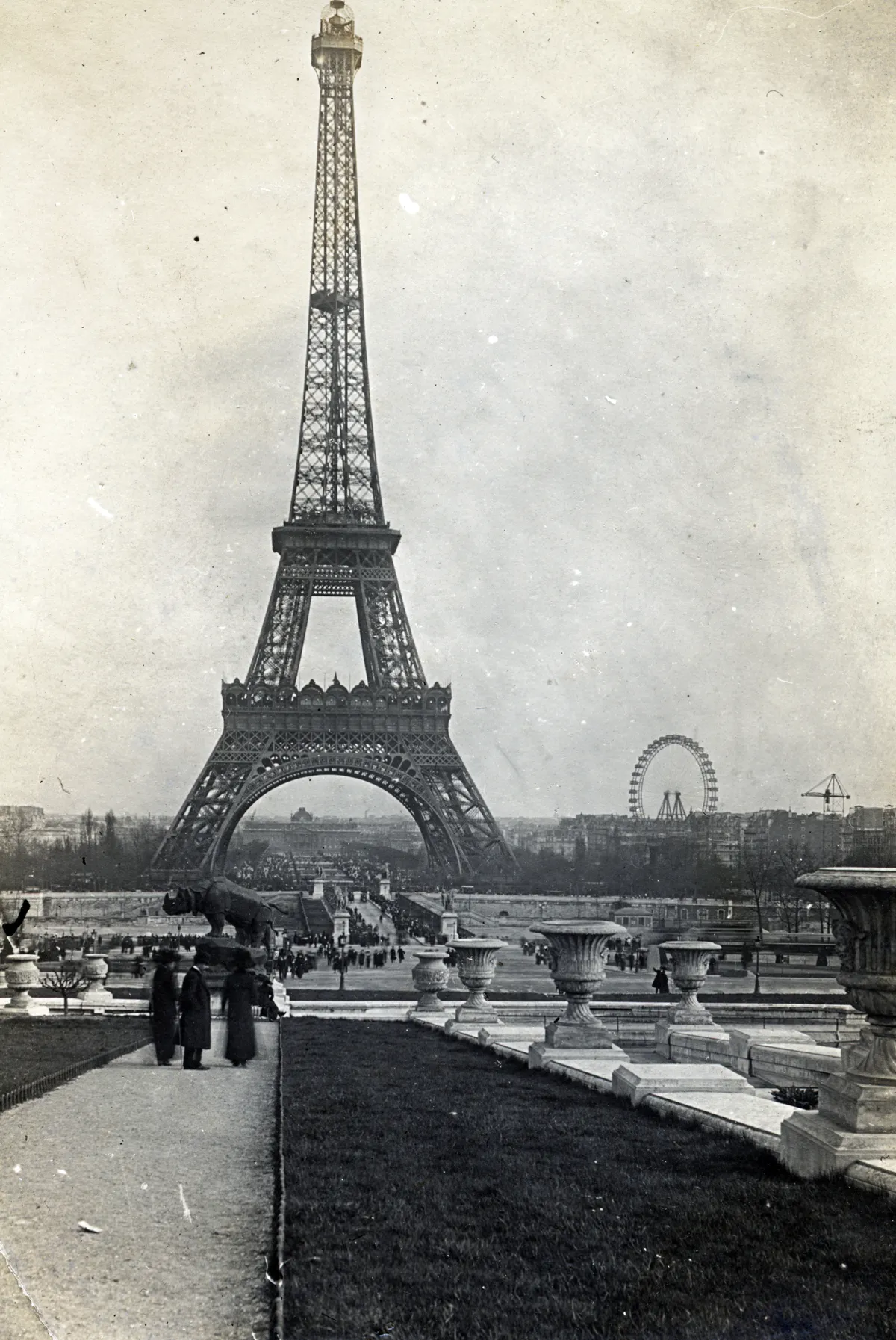 Párizsi városkép az Eiffel-toronnyal 1912-ből.
