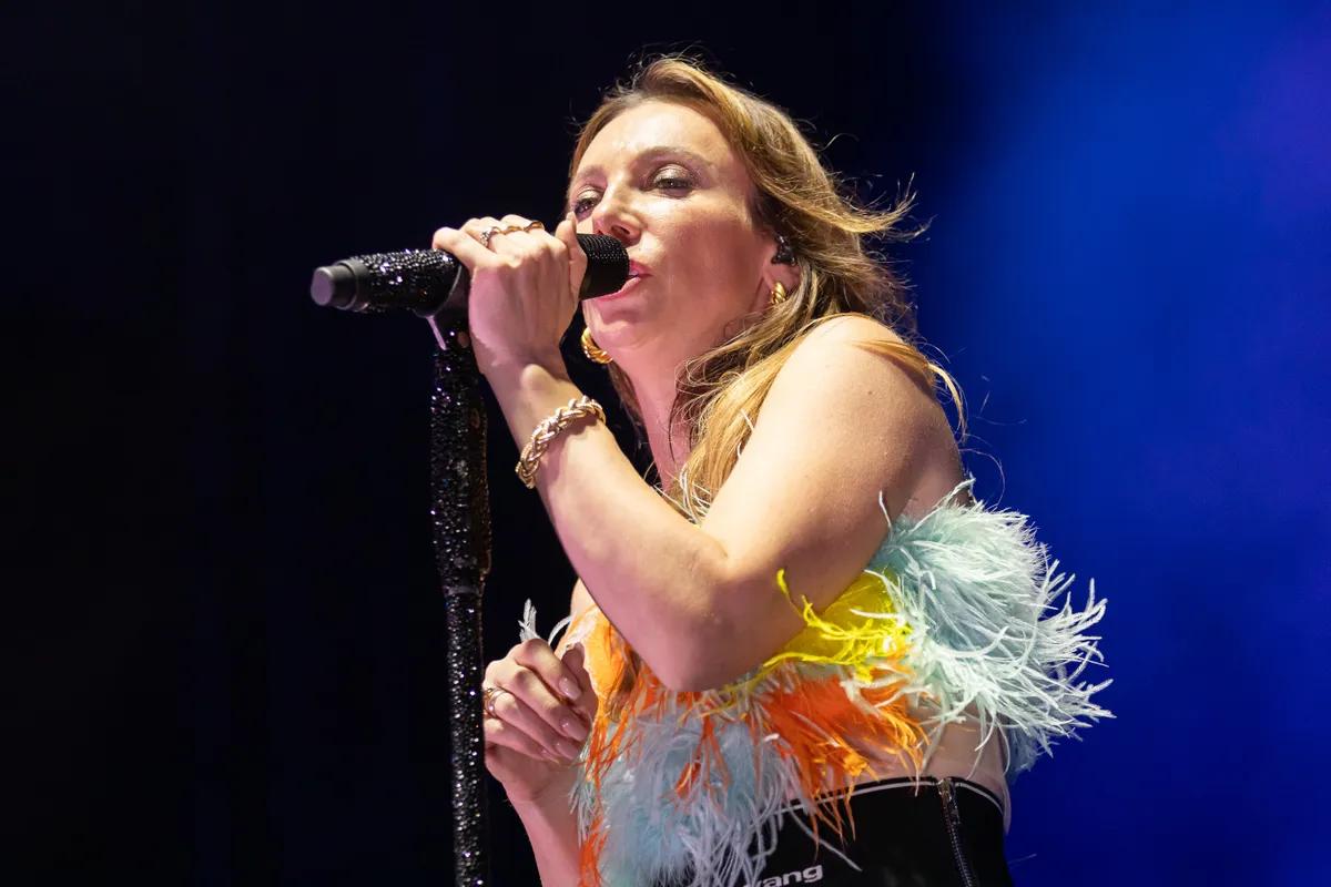 Zenei kvízben szereplő kép a színpadon éneklő Rúzsa Magdiról