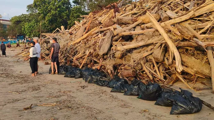 A Balin ragadt magyarok harminc zsák szemetet szedtek össze