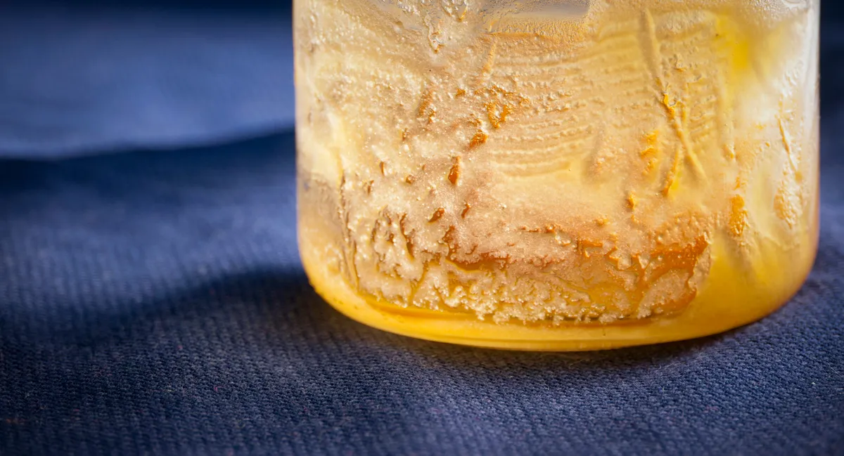 Méz kristályosodása üvegben