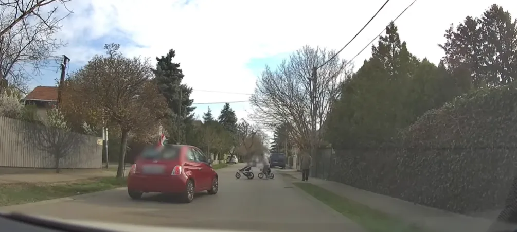 A fedélzeti kamera tűéles felvételén jól látszik a pillanat, amikor az udvarias gesztusból majdnem tragédia, majd útmenti szóváltás kerekedett