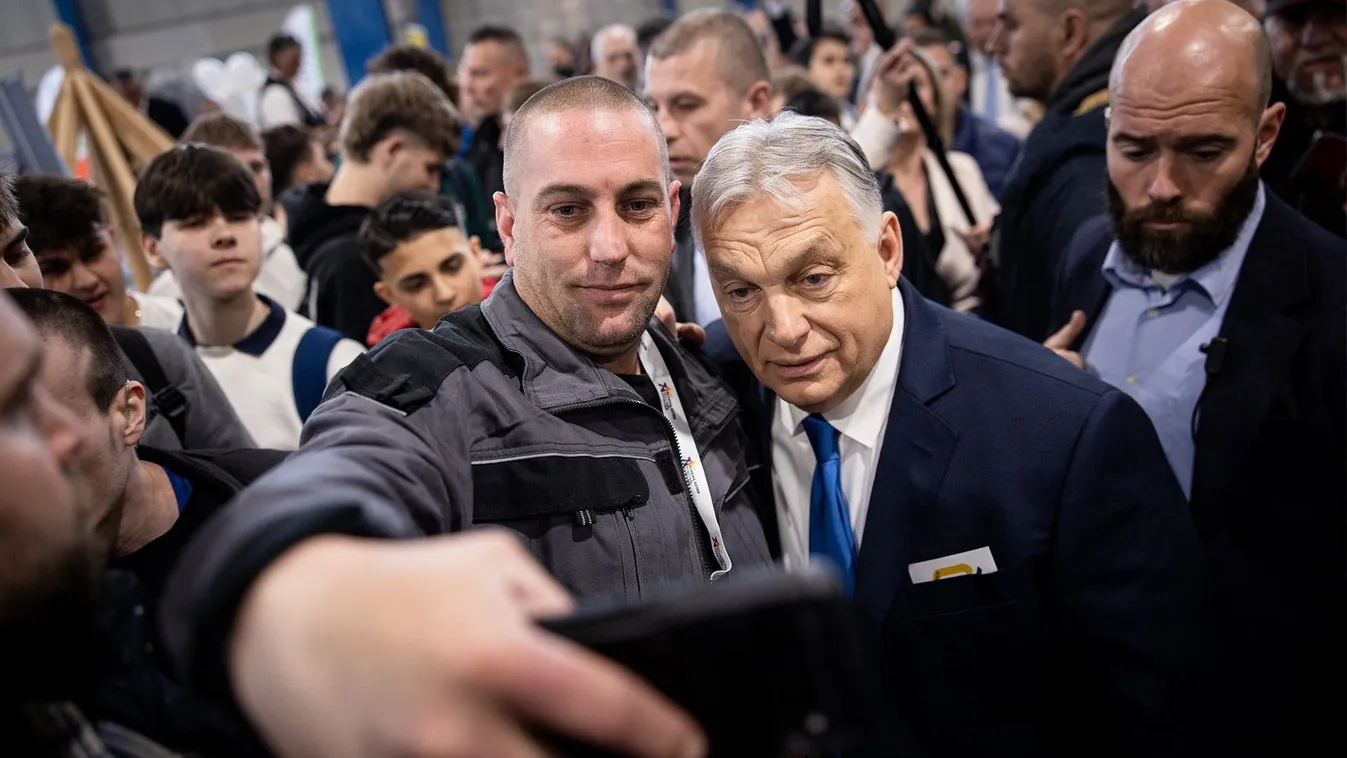 „Oda nektek az oroszlánt is!” – elképesztő, kikkel fotózkodott Orbán Viktor