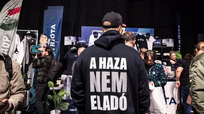 Megérkeztek az első fotók a Háborúellenes Gyűlésről