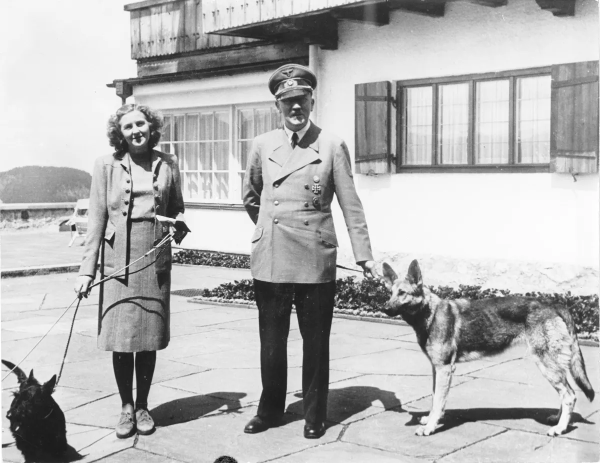 Adolf Hitler feleségével, Eva Braunnal.