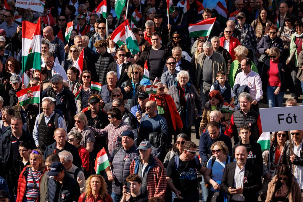 Zászlótenger, több száz településtábla: családostól vonultak az emberek a Békemeneten