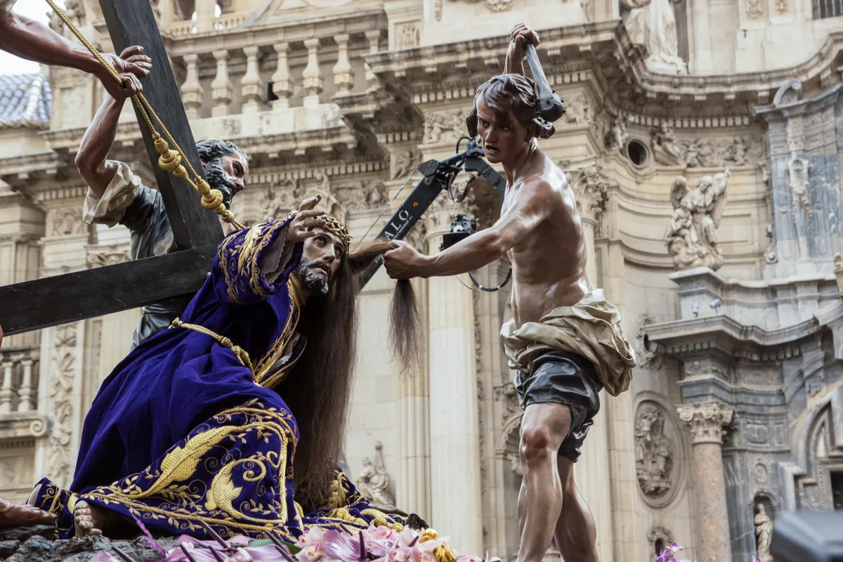 húsvéti körmenet Spanyolországban a keresztet cipelő Jézus szobrával. 