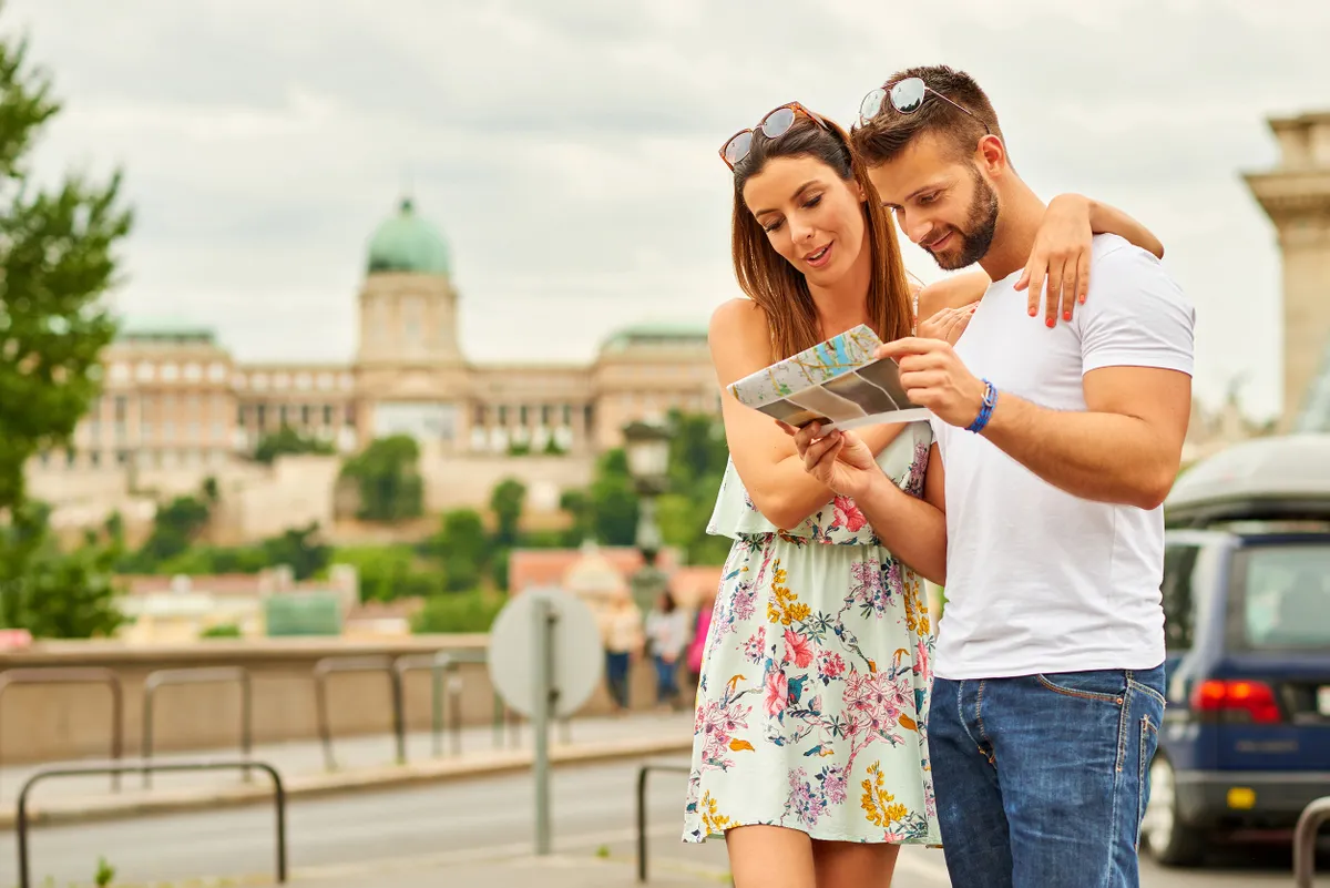 Turistapár térképet néz Budapest belvárosában városfelismerő kvíz témában