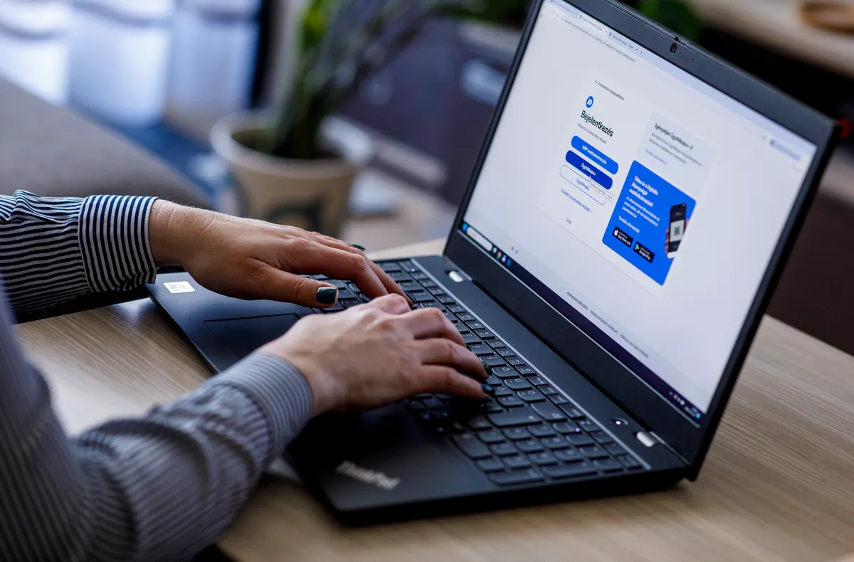 SZJA-bevallás tervezetét nézi át egy nő