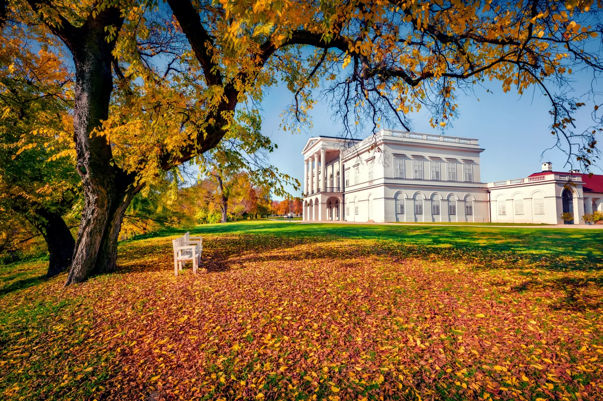 A bajnai Sándor-Metternich-kastély őszi környezetben.