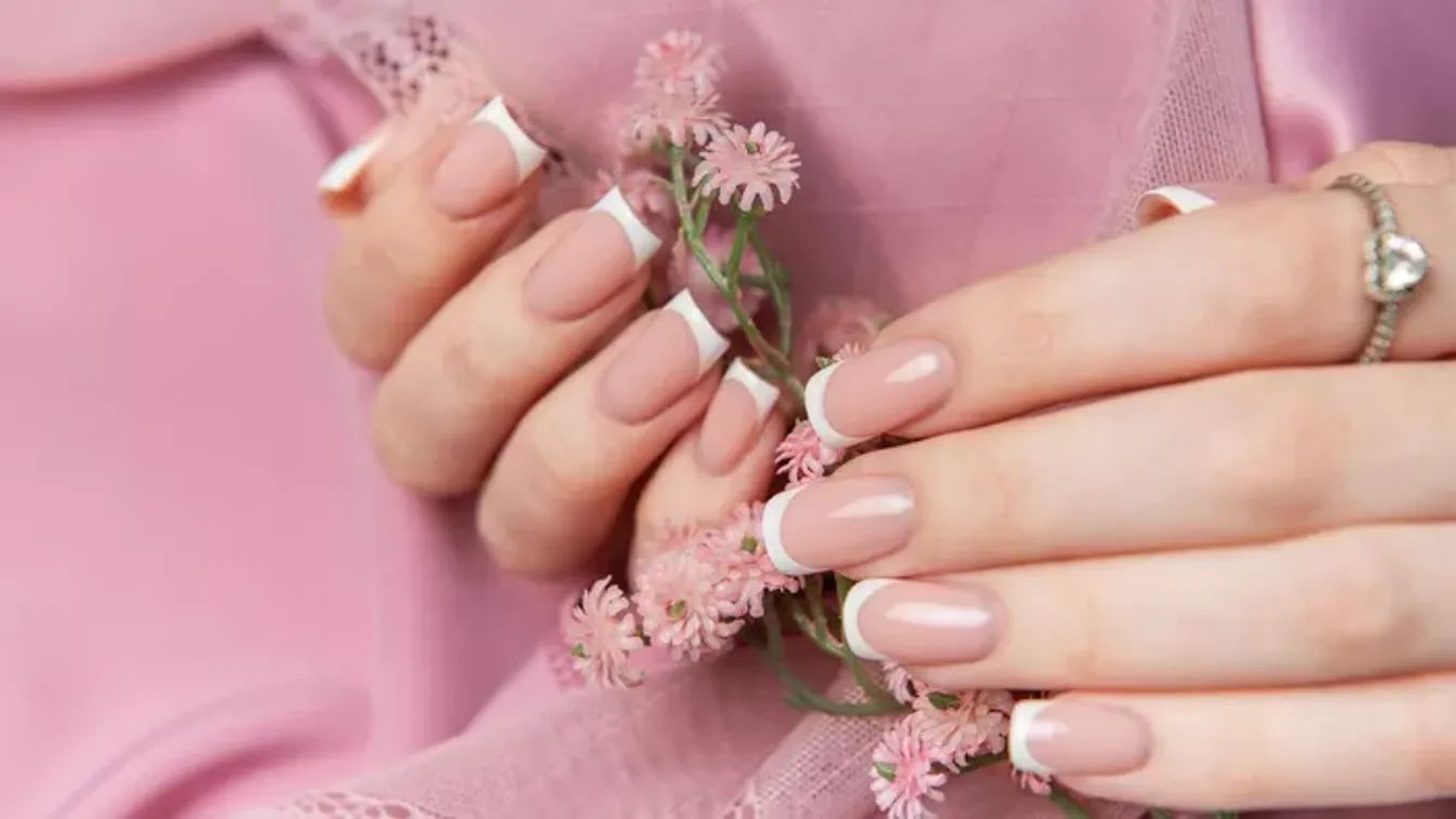 A francia köröm most a virágkorát éli – A szakértő szerint így viseld igazán stílusosan 40 felett