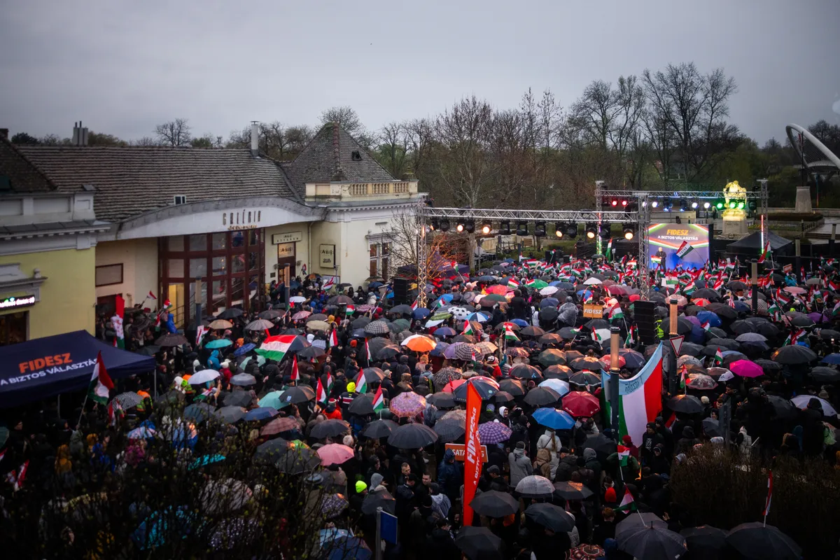 Az esős idő ellenére is rengetegen voltak kíváncsiak Orbán Viktor beszédére
