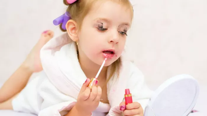 Szempillaspirál 9 évesen – hová tűnik a gyerekkor?