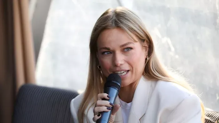 Forró fotók: Bora Borán dobta le a textilt Cserpes Laura