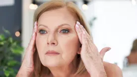 Erős fedés, ragyogó, sima bőr 50 felett? Ezek az alapozók a legjobbak érett bőrre