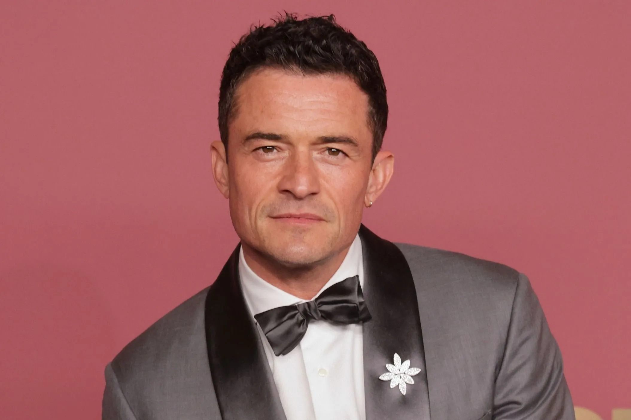 Orlando Bloom 21 évvel fiatalabb modellel randizik