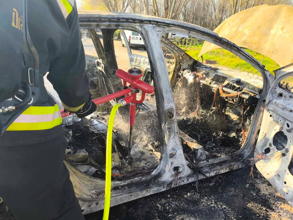Töltés közben gyulladt ki egy elektromos autó