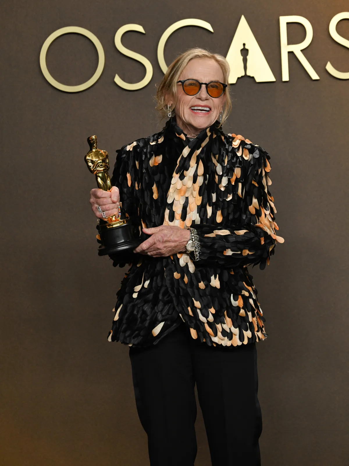 Amy Madigan Oscar-díjával az Oscar-gála első nyerteseként.