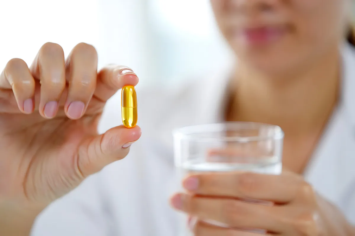 Vitaminhiány tünetei miatt vitamint szed fiatal nő