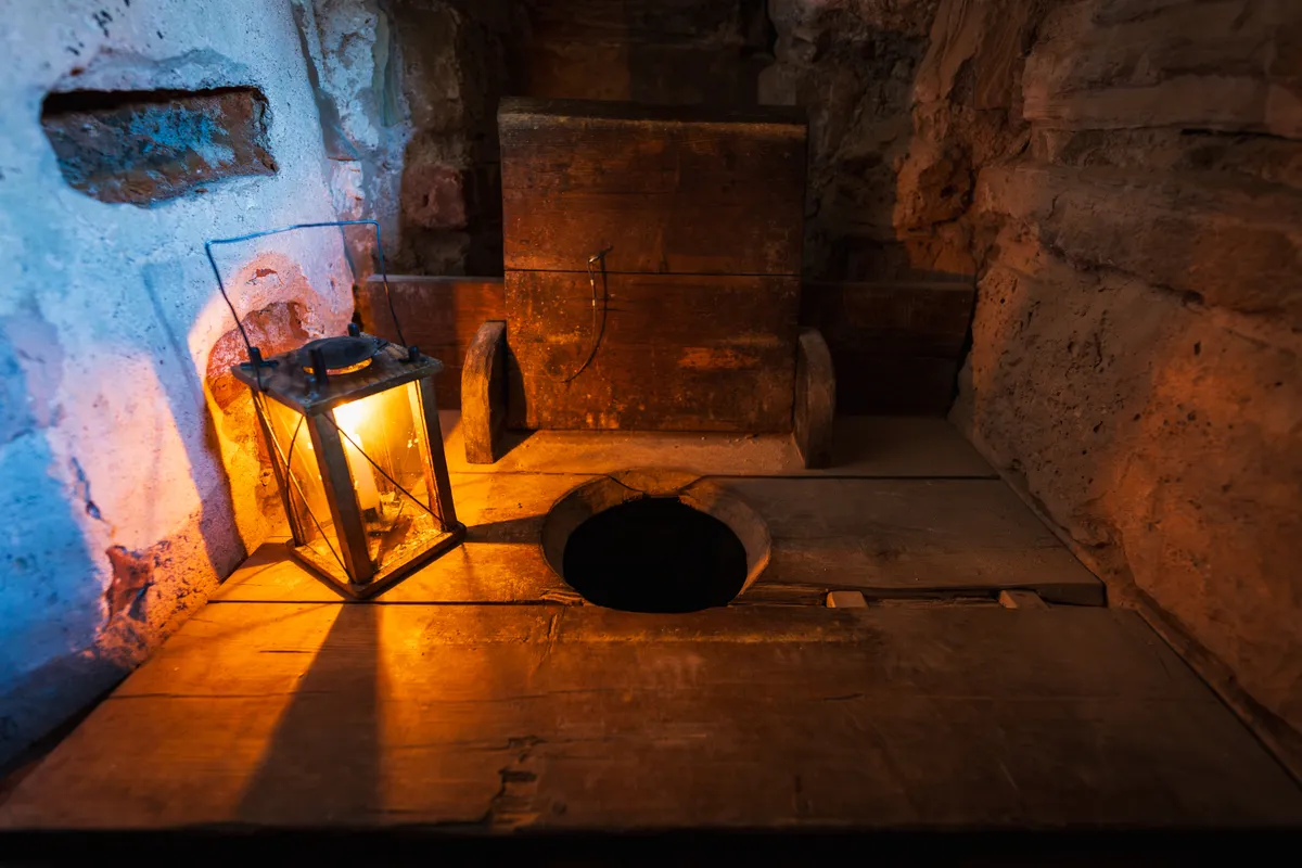 Középkori latrina lámpással.