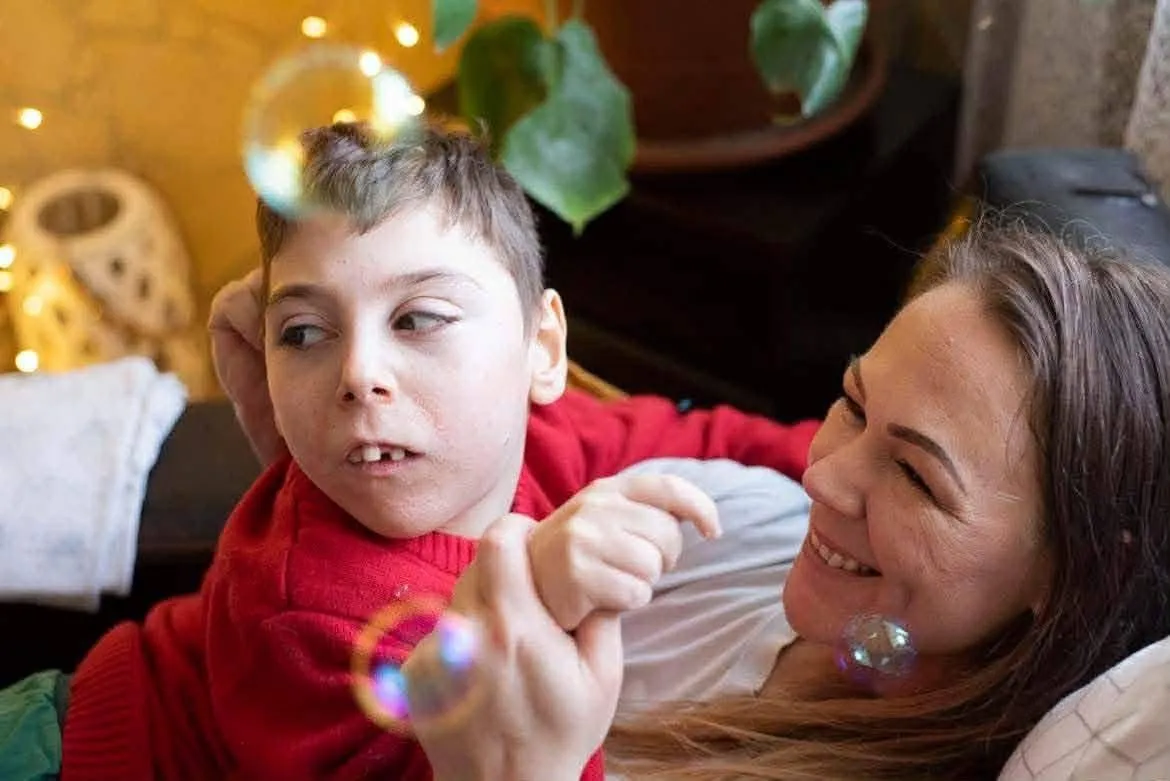 A beteg kisfiú, Levi és édesanyja most az otthonukért küzdenek