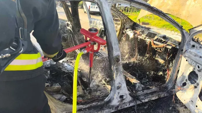 Brutális fotók! Szénné égett egy elektromos autó