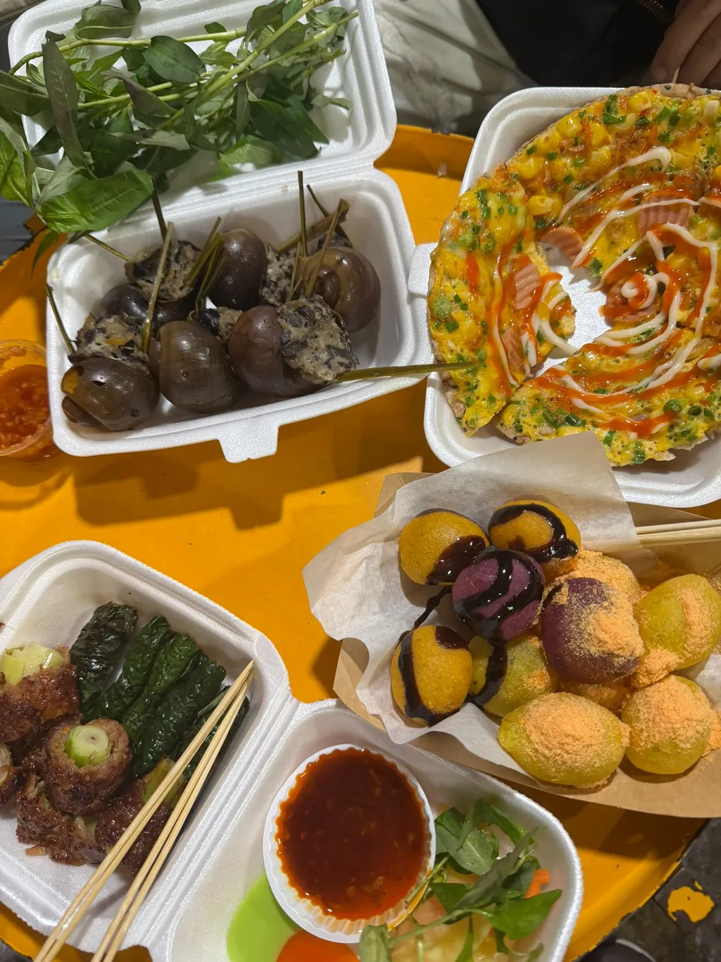 A kínai konyha rendkívül sokszínű, amely a friss alapanyagok, az egyensúlyra törekvő ízek és a gyors, magas hőfokon történő főzési technikák kombinációjára épül.