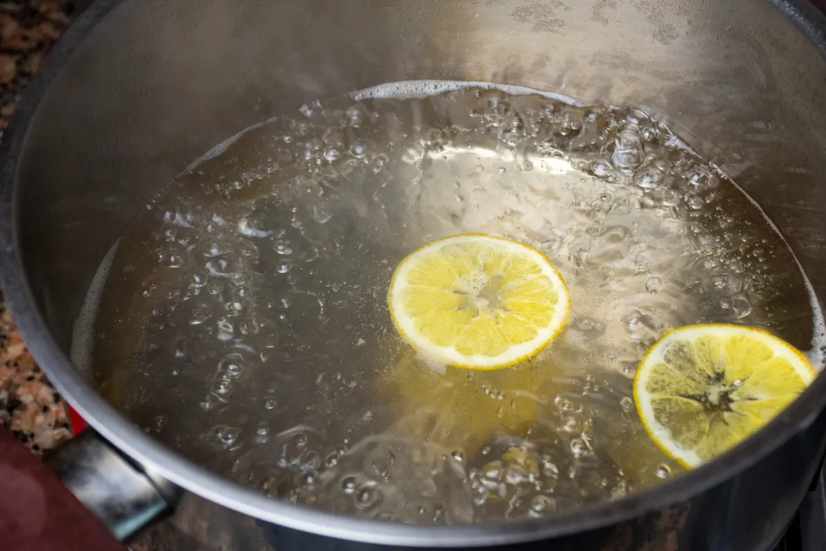 Citromszeletekkel a főzővízben könnyebb a főtt tojás pucolása.