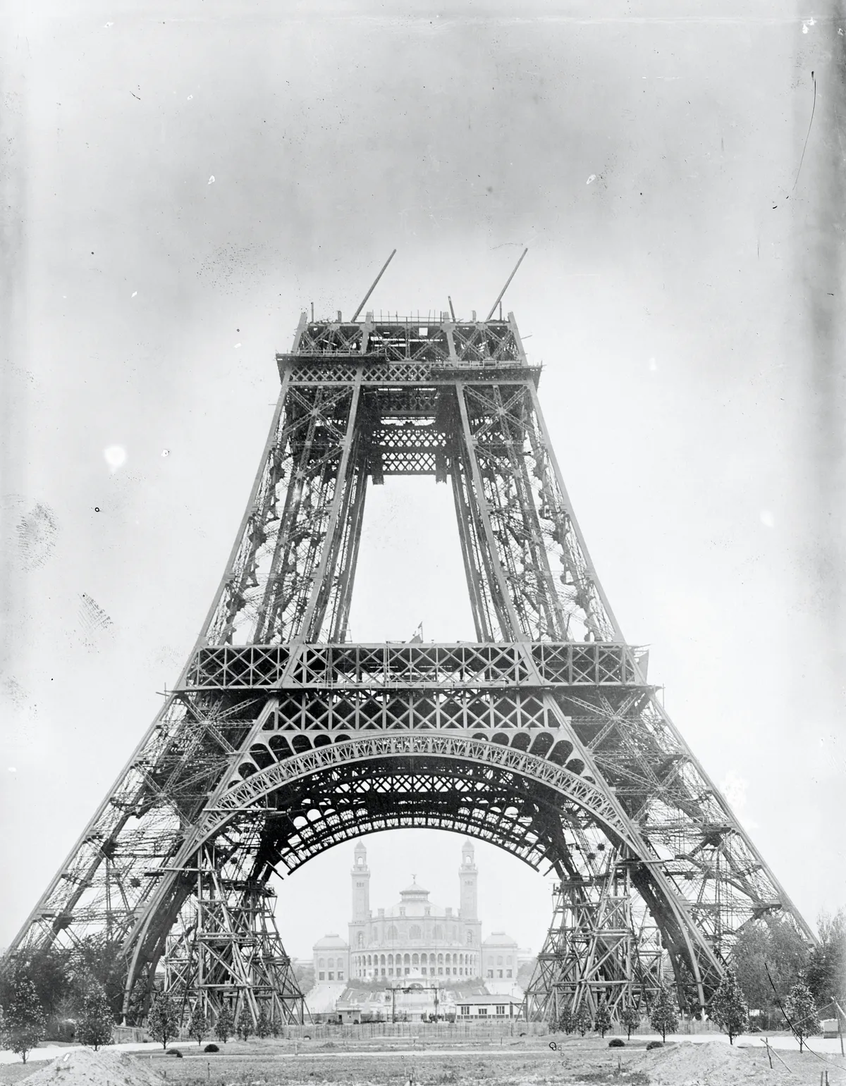 Az Eiffel-torony építés közben.