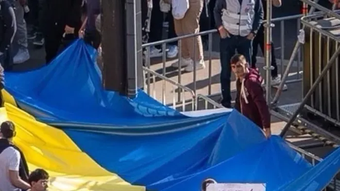 Leleplező fotó: ukrán zászlóval fogadták Magyar Pétert