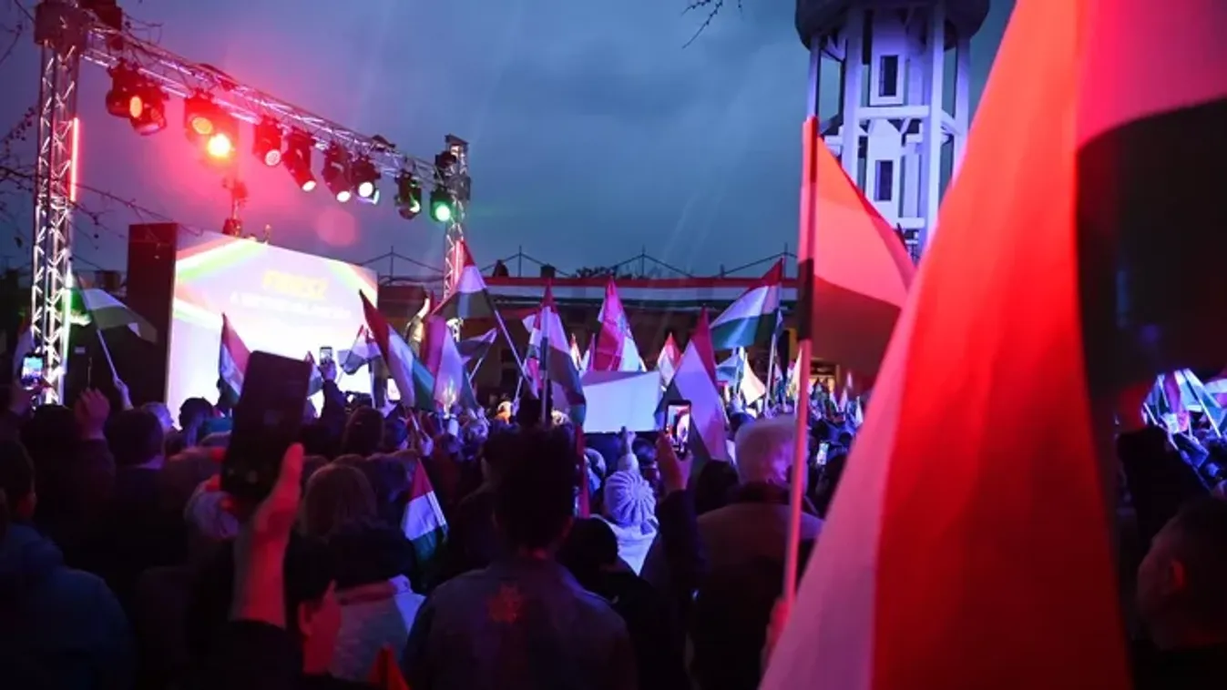 Csillogó szemű fiatalok hallgatták Orbán Viktort Törökszentmiklóson