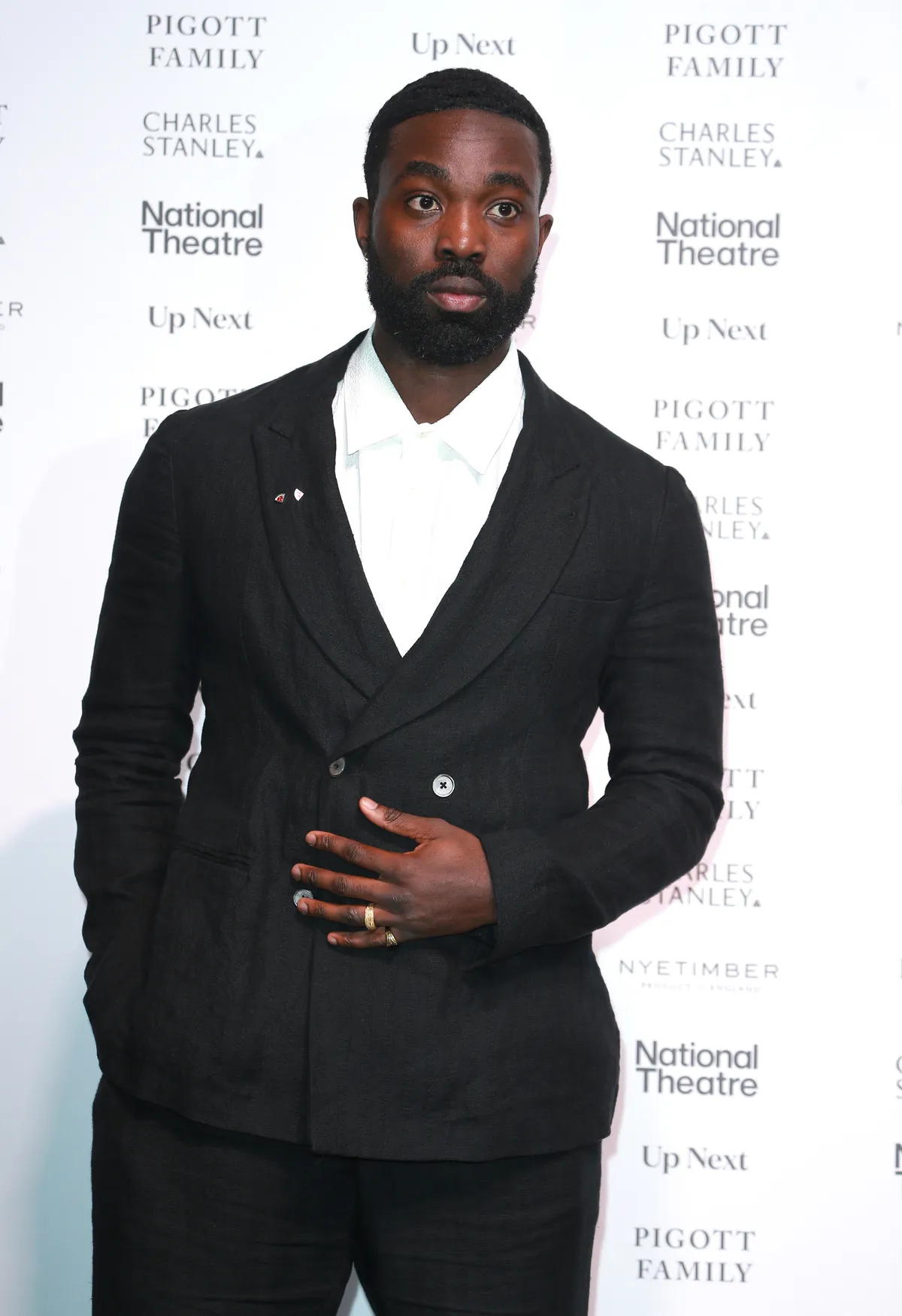 Paapa Essiedu a vörös szőnyegen a National Theater fesztiválon.