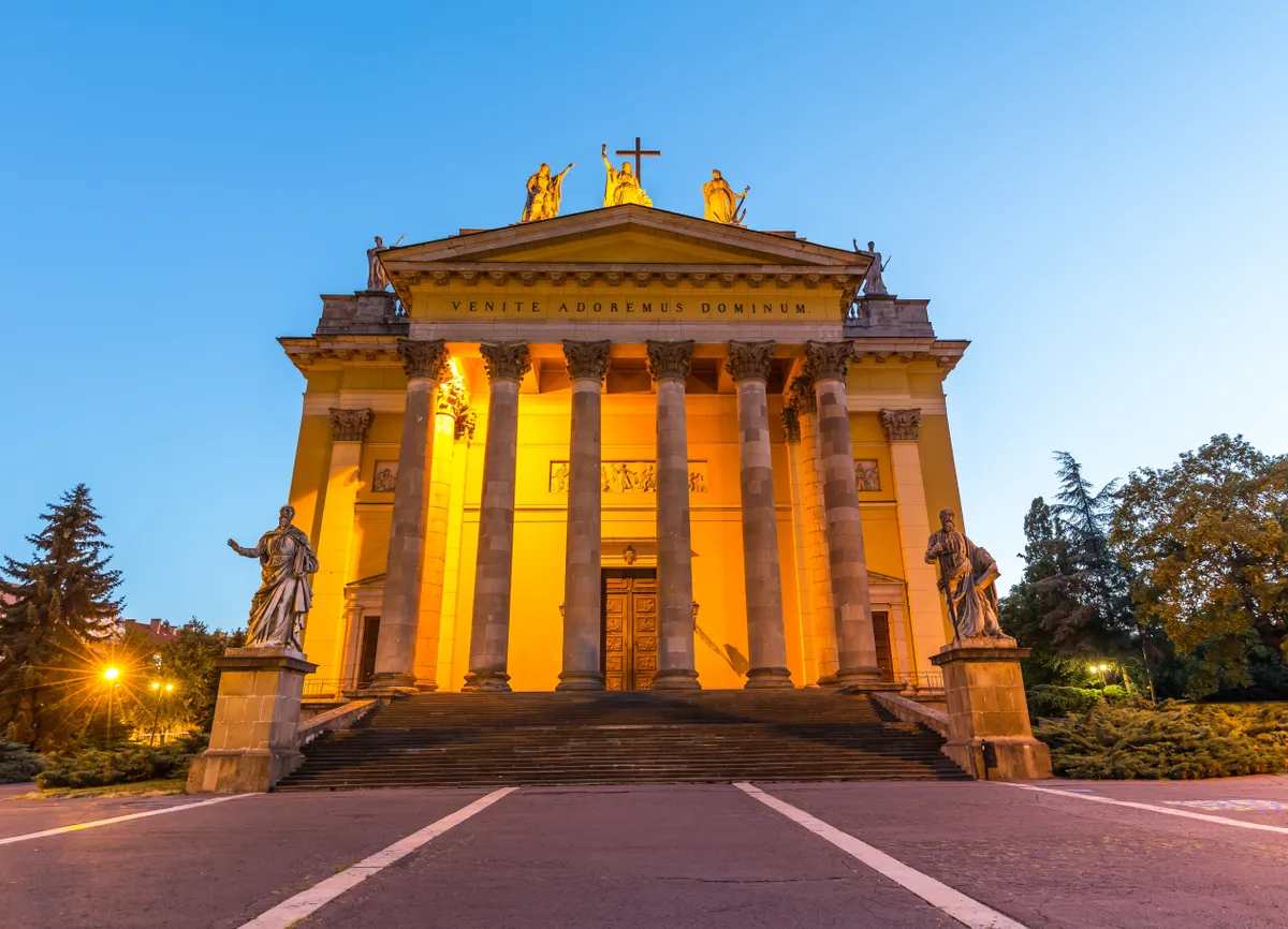 Az esti kivilágítású egri főszékesegyház Hild József építész munkája. 