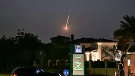 Dubaji luxusszállodát ért rakétatalálat, videón a becsapódás