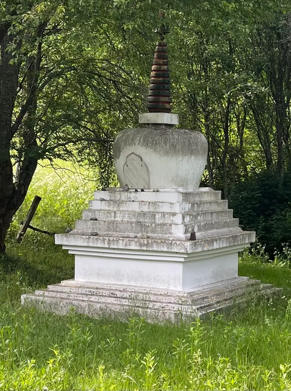 A csernelyi Nyugati Tanítvány sztúpa zöld környezetben.