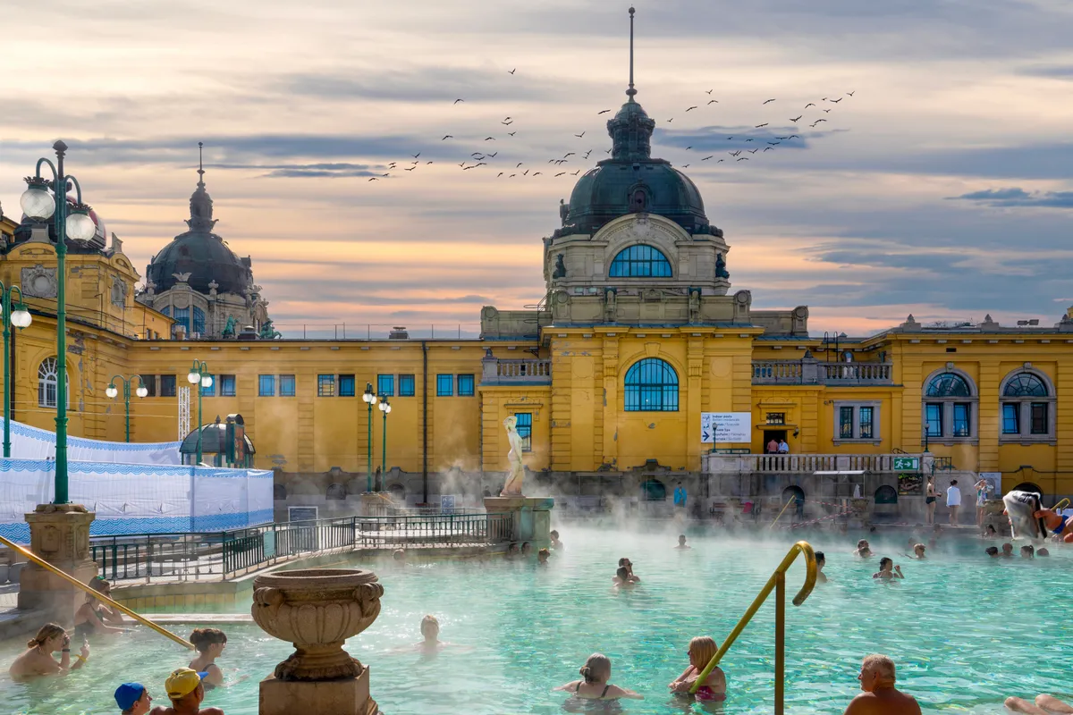 széchenyi gyógyfürdő kinti medencéje emberekkel