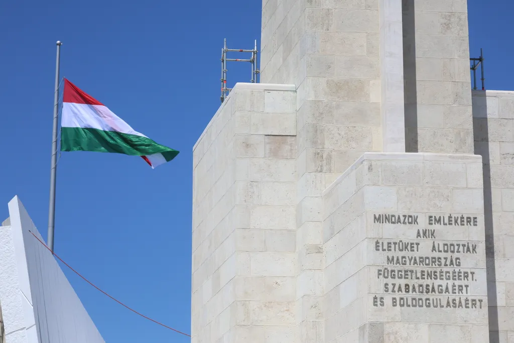 20250714 Budapest Citadella építkezésének sajtóbejárása, Taraczky Dániel a fejlesztés vezető tervezője és Lánszky Regő országos főépítész, az Építési és Közlekedési Minisztérium építészeti államtitkára vezetésével. 
foto Tumász Hédi