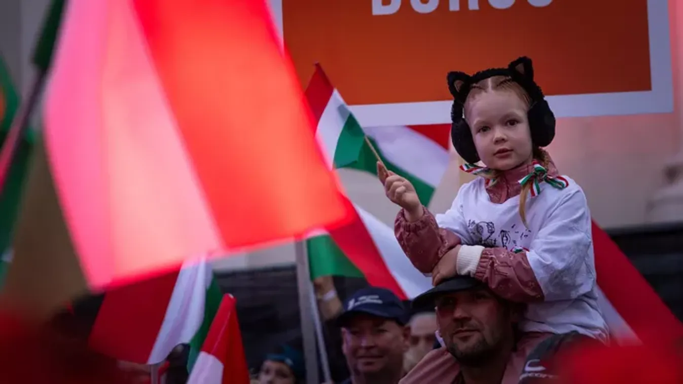 Szupercuki: Orbán-firkás pólóban várta a miniszterelnököt a cicafülű kislány Esztergomban