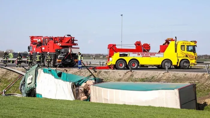 Szörnyethalt a sofőr az M4-esen történt kamionbalesetben